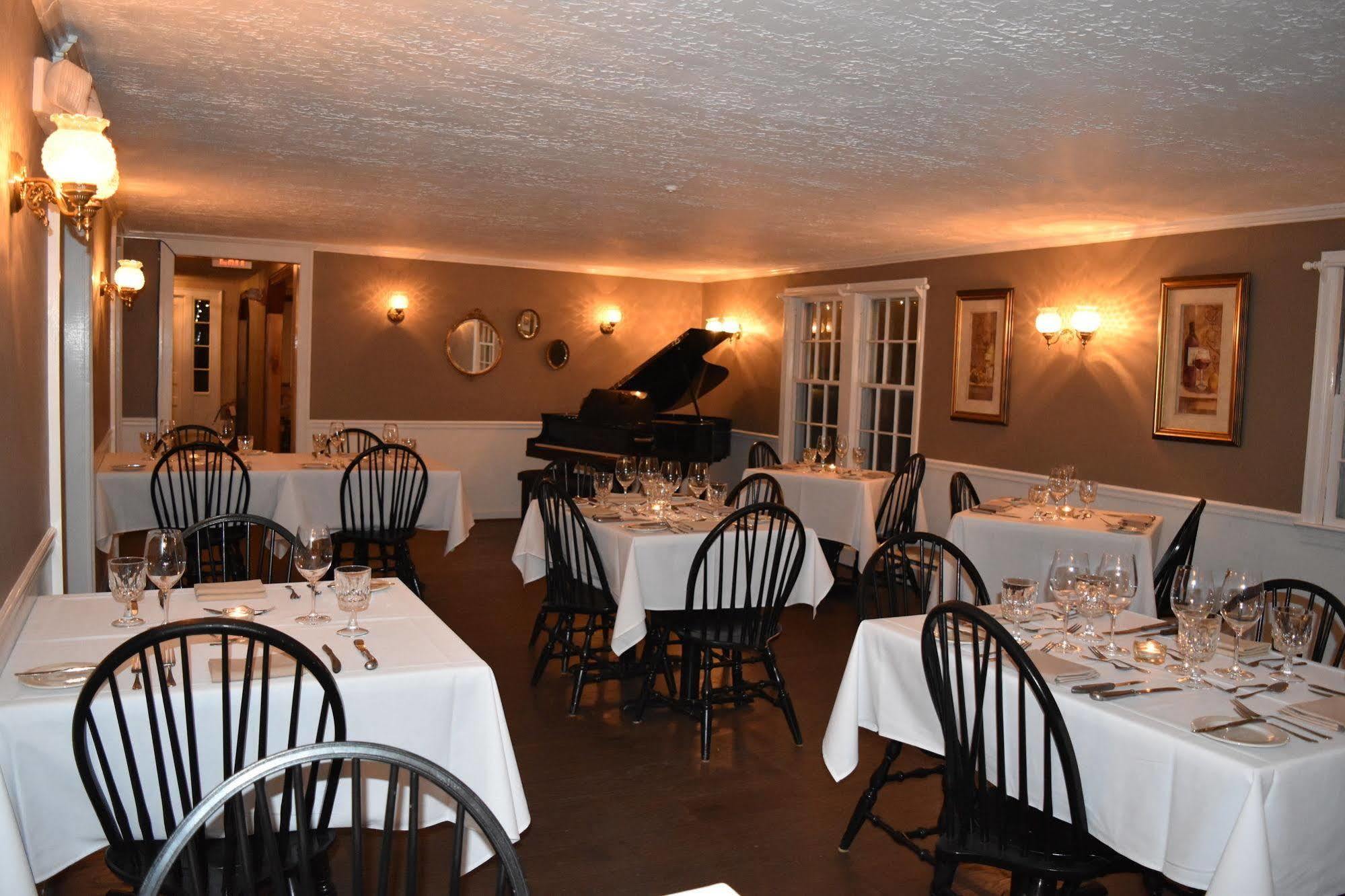 The Lincoln Inn & Restaurant At The Covered Bridge Woodstock Exterior photo