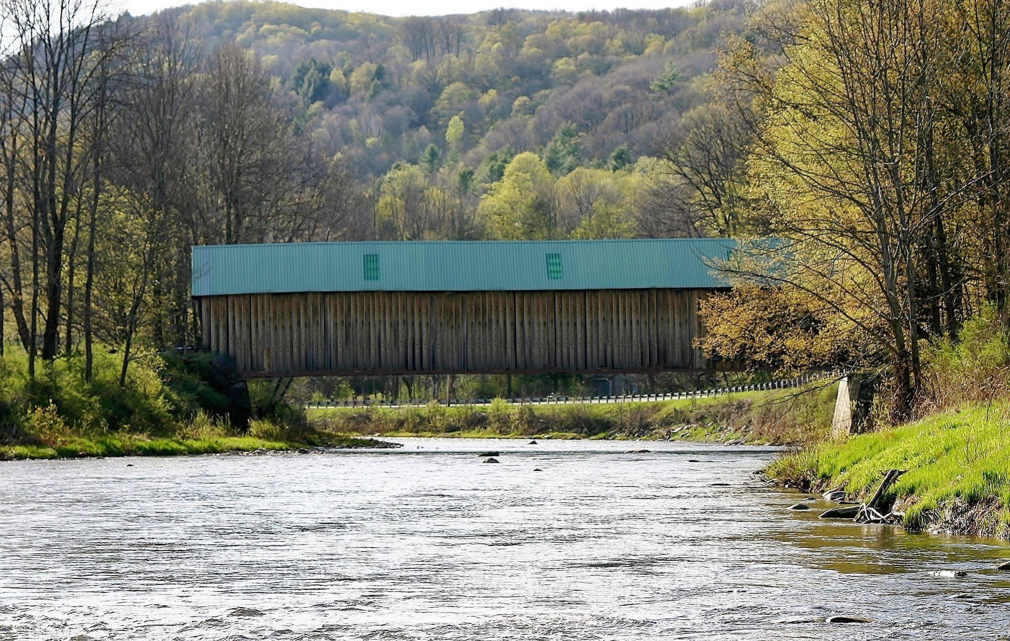 The Lincoln Inn & Restaurant At The Covered Bridge Woodstock Exterior photo