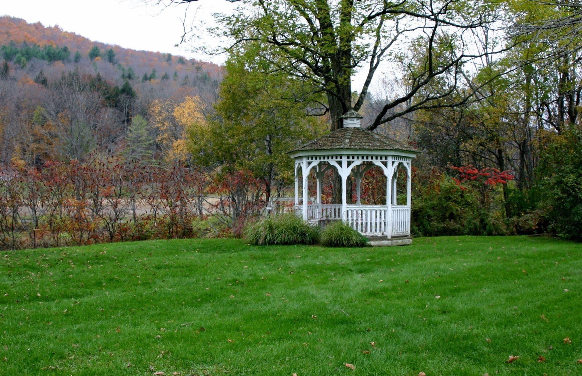 The Lincoln Inn & Restaurant At The Covered Bridge Woodstock Exterior photo